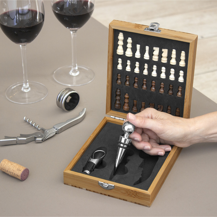 T667 SET DE VINO CON JUEGO DE AJEDREZ"CHESSY"