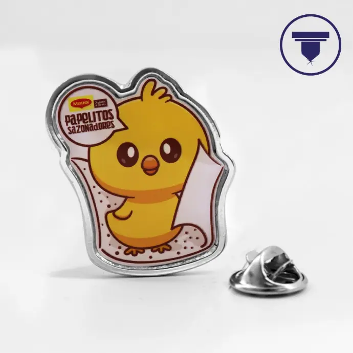 PIN-07-ZR PIN EN METAL ZAMAK CON ETIQUETA DE RESINA Y SUAJE ESPECIAL.